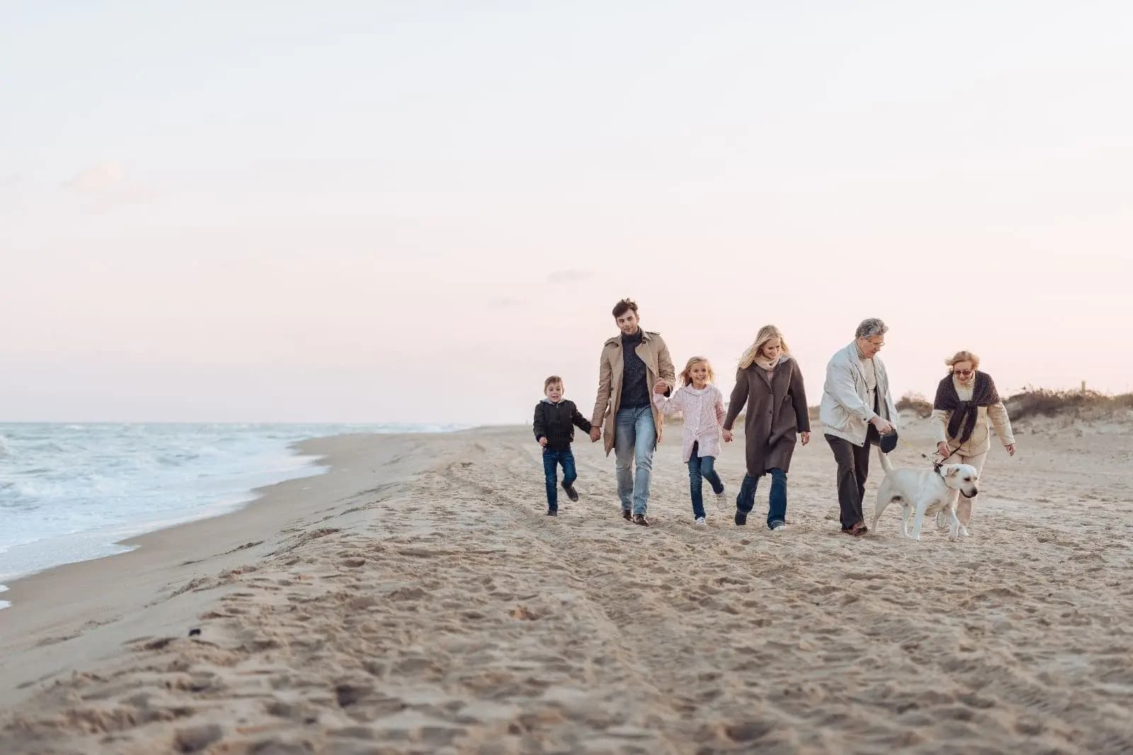 Trois générations d’une famille sur une plage