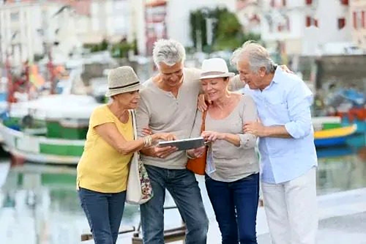 Deux couples de seniors entre amis